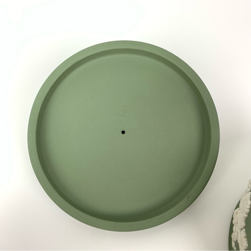 Wedgwood Sage Green Jasperware Lidded Round Box Large 5" Spike Knob Vtg Vines - Picture 8 of 16
